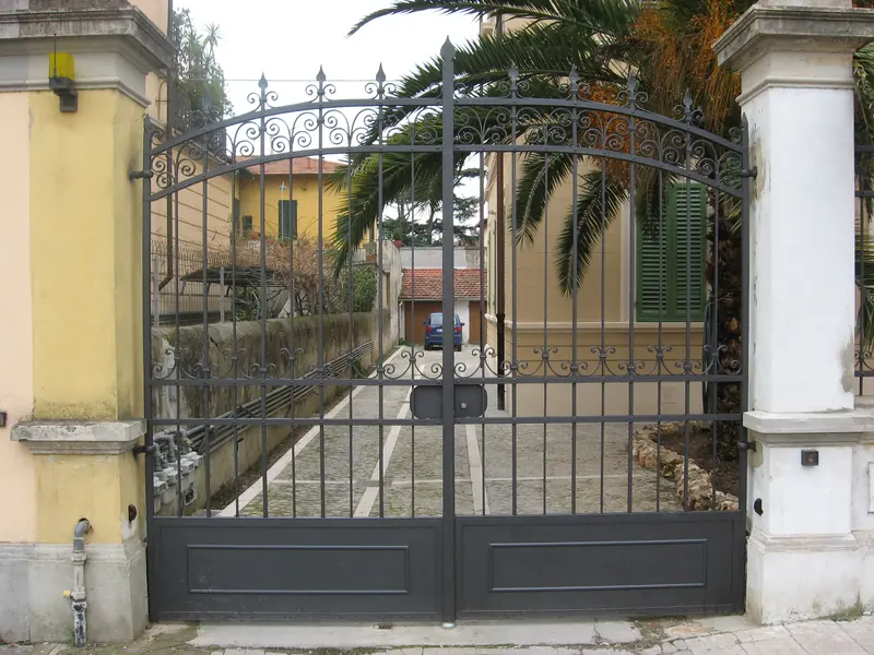 Cancello a battente in ferro battuto automatizzato all’ingresso di una villa